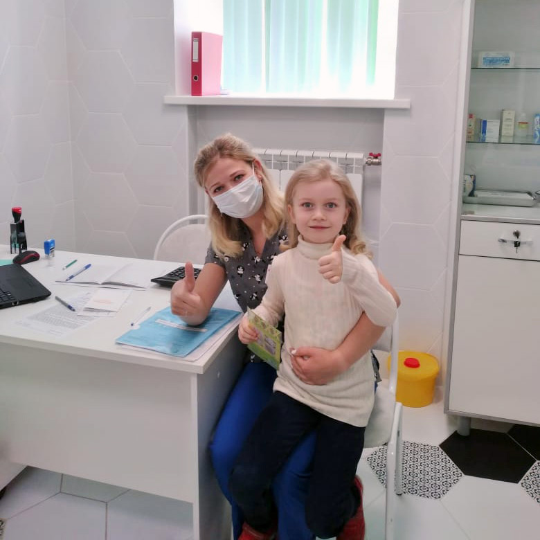 Врач-педиатр центра  «Диавакс» Кувардина Нина Олеговна со смелой пациенткой Ариной после прививки