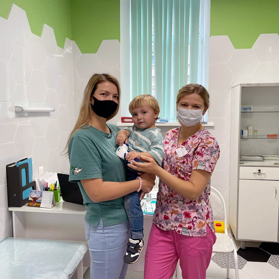 Врач-педиатр центра «Диавакс» Кувардина Нина Олеговна со смелым пациентом Семёном и его мамой Еленой после прививки